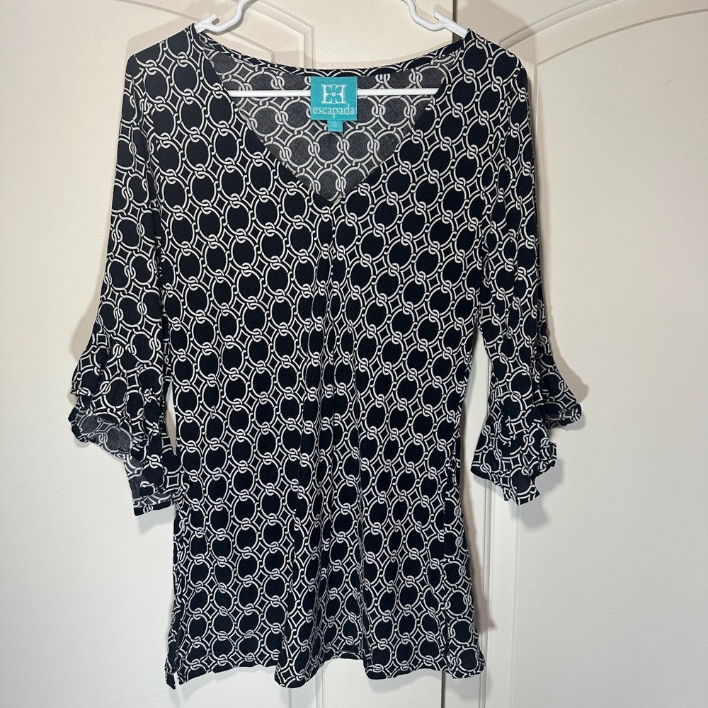 Escapada Tunic Top Womens Small Black White Geometric Ruffle Sleeve V-Neck Rayon